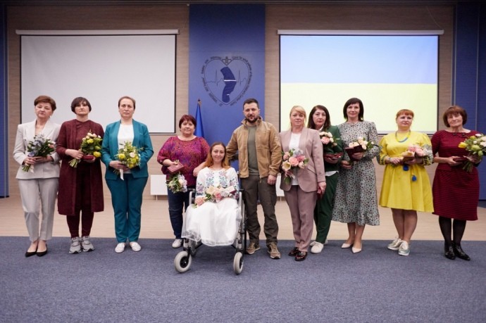 Президент України закликав усіх подякувати нашим медсестрам та медбратам Президент України закликав усіх подякувати нашим медсестрам та медбратам